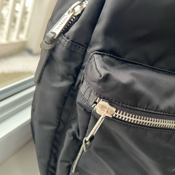 Black Herschel backpack - Picture 6 of 7